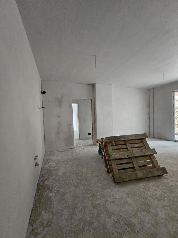 IN VENDITA: *2+1+2wc &amp; 2 Balconi* *(📍Liqeni thatë- Vicino HOTEL RADISON ) , *Prezzo 214.500 Euro*