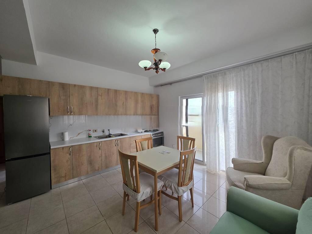 Japim Apartament 2+1 Me Qira prane Faramcise 10 , 600 € /Muaj