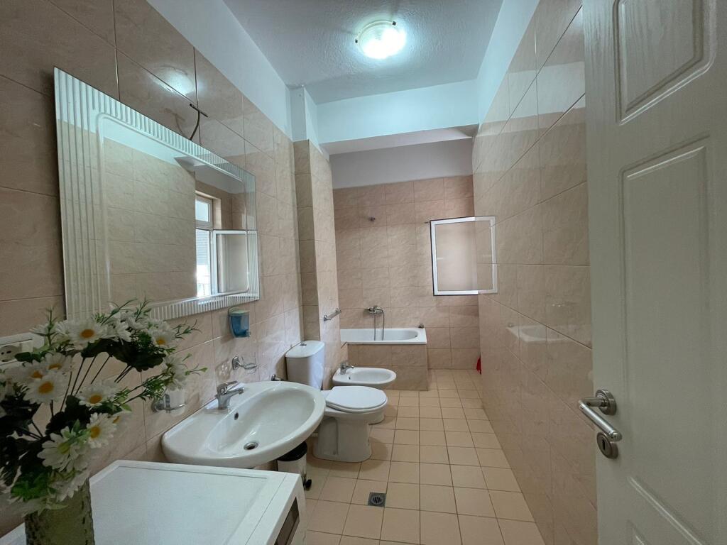 Apartament 2+1 per qira ne Bllok!
