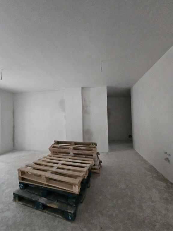 IN VENDITA: *2+1+2wc &amp; 2 Balconi* *(📍Liqeni thatë- Vicino HOTEL RADISON ) , *Prezzo 214.500 Euro*