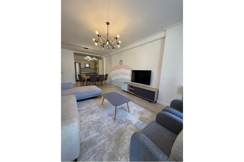 apartament tek stacioni i trenit