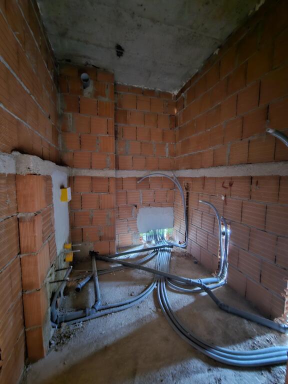 VENDESI: *2+1+2wc &amp; 2 Balconi* *(📍Liqeni thatë- Vicino HOTEL RADISON ) , *Prezzo 229.500 Euro*