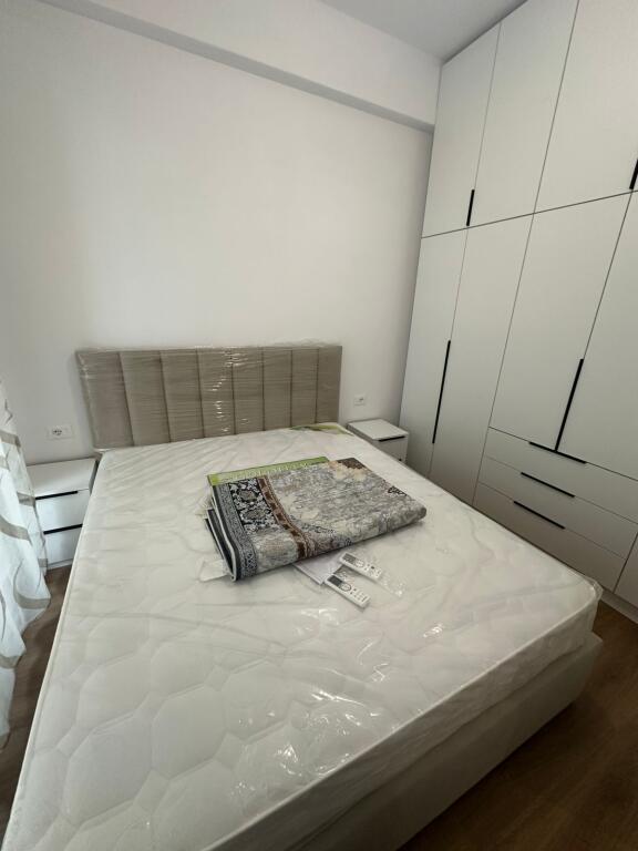 Apartamenti ndodhet pran Mangalem 21,kompleksi  Kadiu.