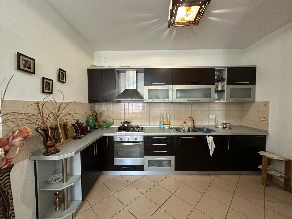 SHITET APARTAMENT 2+1+2 PAZARI I RI, SHKOLLA E KUQE