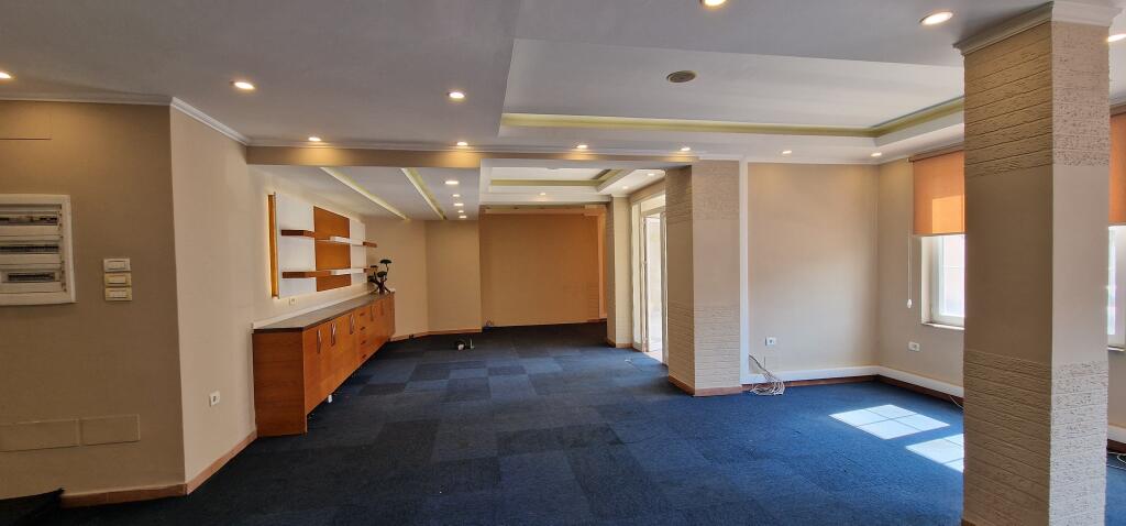 Edificio di 2 piani in affitto – Via “Jordan Misja”, Tirana 📐 Superficie totale: 500 m² 📍 Posizione: Molto vicino all'Ufficio del Catasto, a soli 5 minuti dalla ex stazione ferroviaria,  
