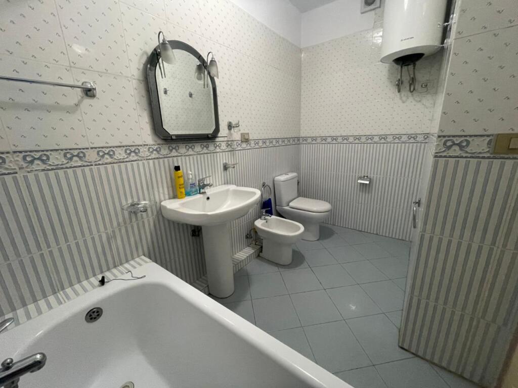 AFFITTASI APPARTAMENTO 2+1+2, VIA KOSOVARËVE!