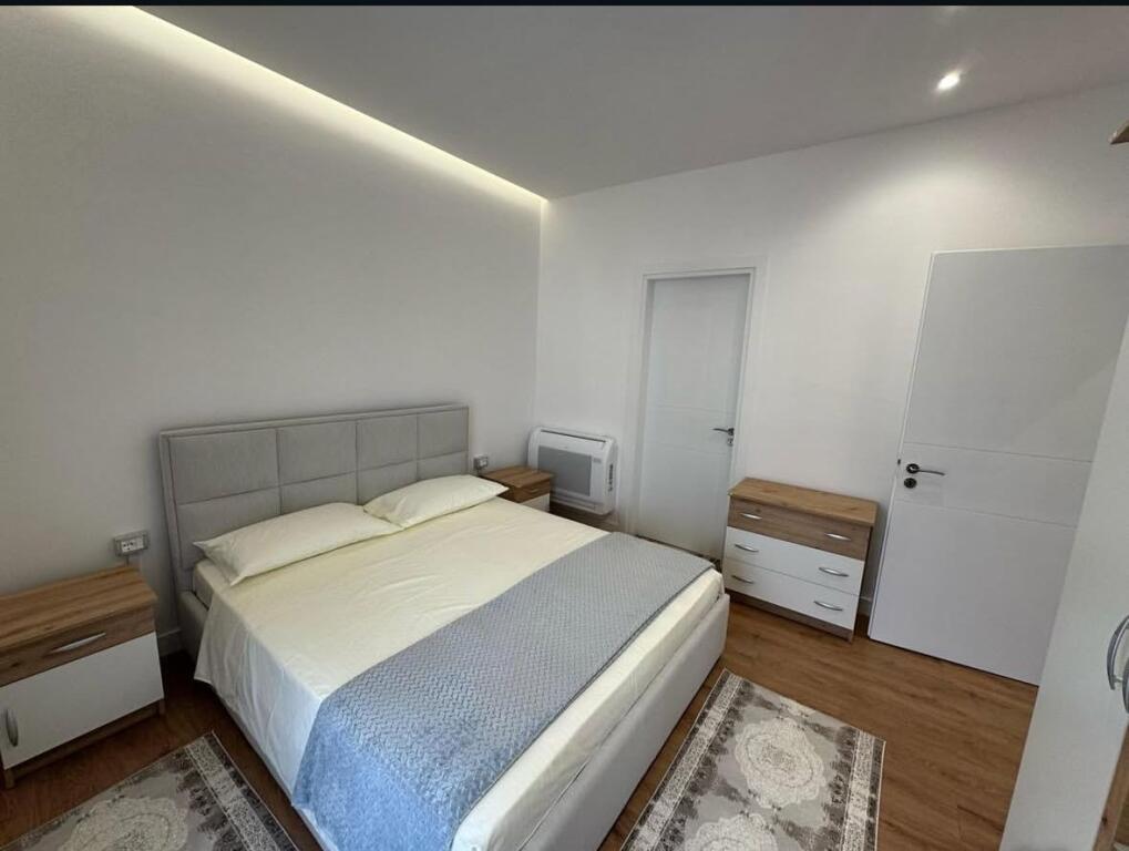 2+1 Apartment for Rent – 5 May Street, Tirana*   ✨ *Fully renovated* – *Never inhabited before*   🚗 *Parking space included in the price