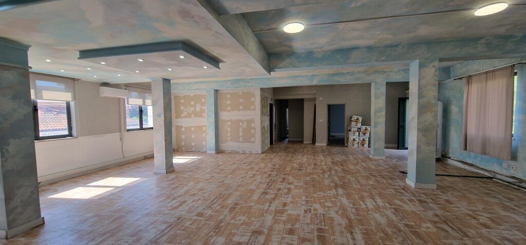 Edificio di 2 piani in affitto – Via “Jordan Misja”, Tirana 📐 Superficie totale: 500 m² 📍 Posizione: Molto vicino all'Ufficio del Catasto, a soli 5 minuti dalla ex stazione ferroviaria,  