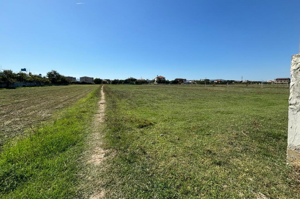 5800 m land for sale in Kamëz. (Near the Municipality) Ideal for any kind of activity especially for construction access on an asphalt road and only 300 m away from the main road
