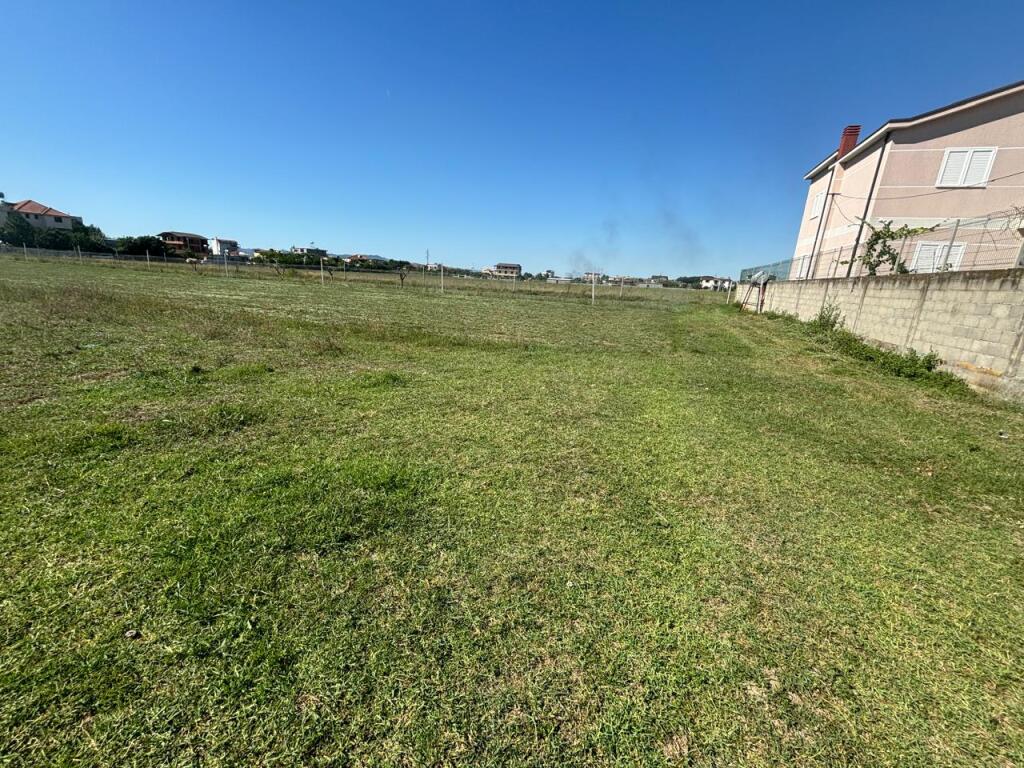 5800 m land for sale in Kamëz. (Near the Municipality) Ideal for any kind of activity especially for construction access on an asphalt road and only 300 m away from the main road