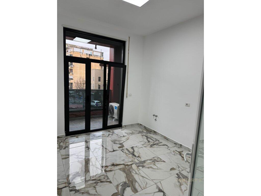 Ambiente per ufficio in Ali Dem!