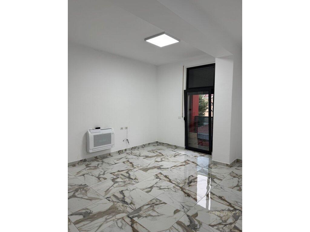 Ambiente per ufficio in Ali Dem!