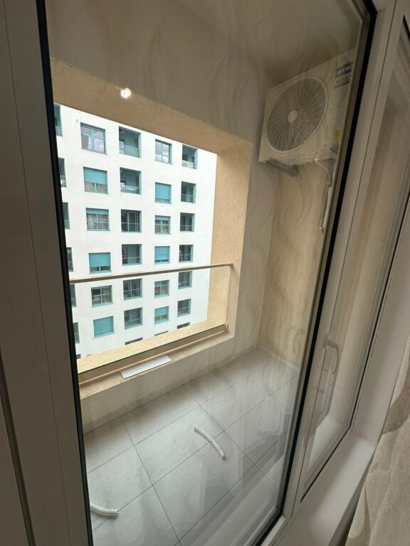 Apartamenti ndodhet pran Mangalem 21,kompleksi  Kadiu.