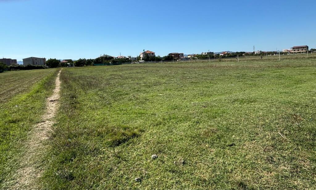 5800 m land for sale in Kamëz. (Near the Municipality) Ideal for any kind of activity especially for construction access on an asphalt road and only 300 m away from the main road