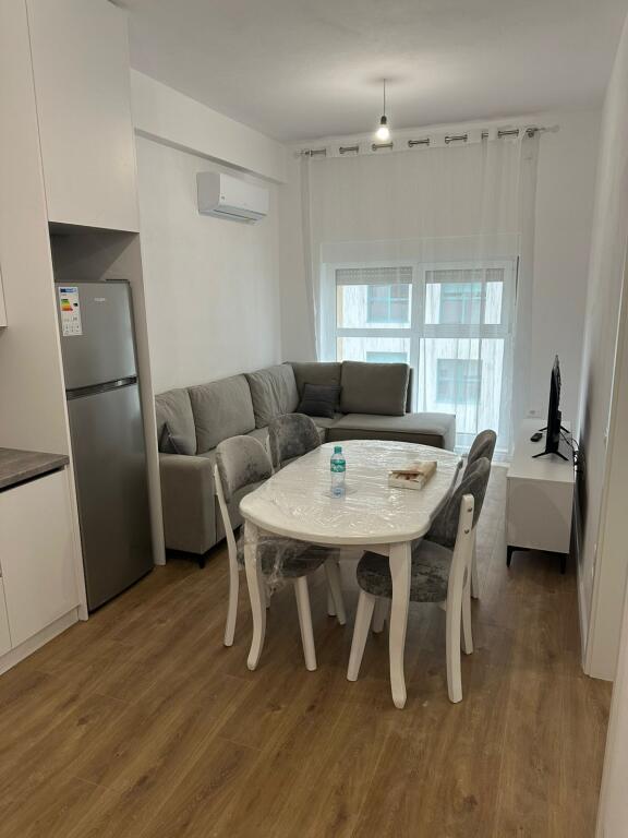 Apartamenti ndodhet pran Mangalem 21,kompleksi  Kadiu.