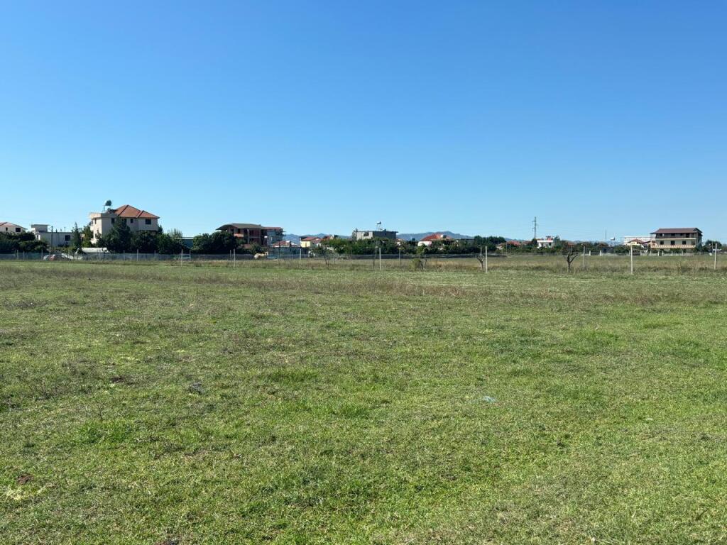 5800 m land for sale in Kamëz. (Near the Municipality) Ideal for any kind of activity especially for construction access on an asphalt road and only 300 m away from the main road