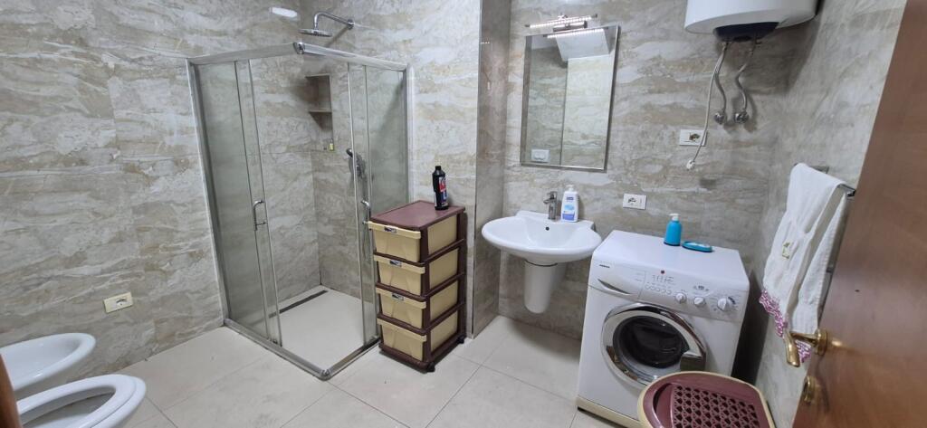 ✨ Apartament 2+1 me qira – Zona 21 Dhjetori, 📍 Rr. Shefqet Musaraj ✨  Në një pallat të ri, i pozicionuar në katin e 5-të me orientim nga jugu  🏠 Organizohet në: 2 dhoma gjumi 1 sallon + kuzhinë 1 tualet 💰 Qira: 63,000 Lekë/muaj (e diskutueshme)