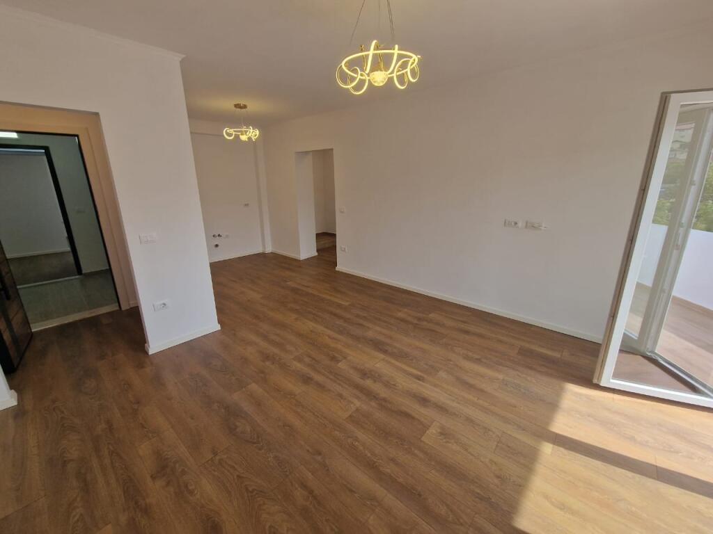 Shitet apartament 1+1 prane Shkolles 26 Nentori ne Tirane te re