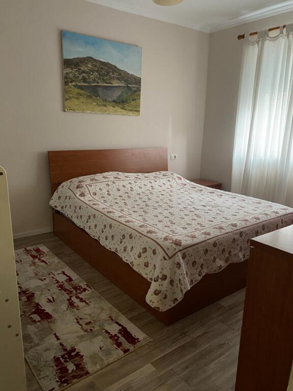 🏢Perballe Stadiumit Dinamo,prane Klinikes Luis,jepet me qera apartament 1+1 ,i mobiluar 1,000 Euro   