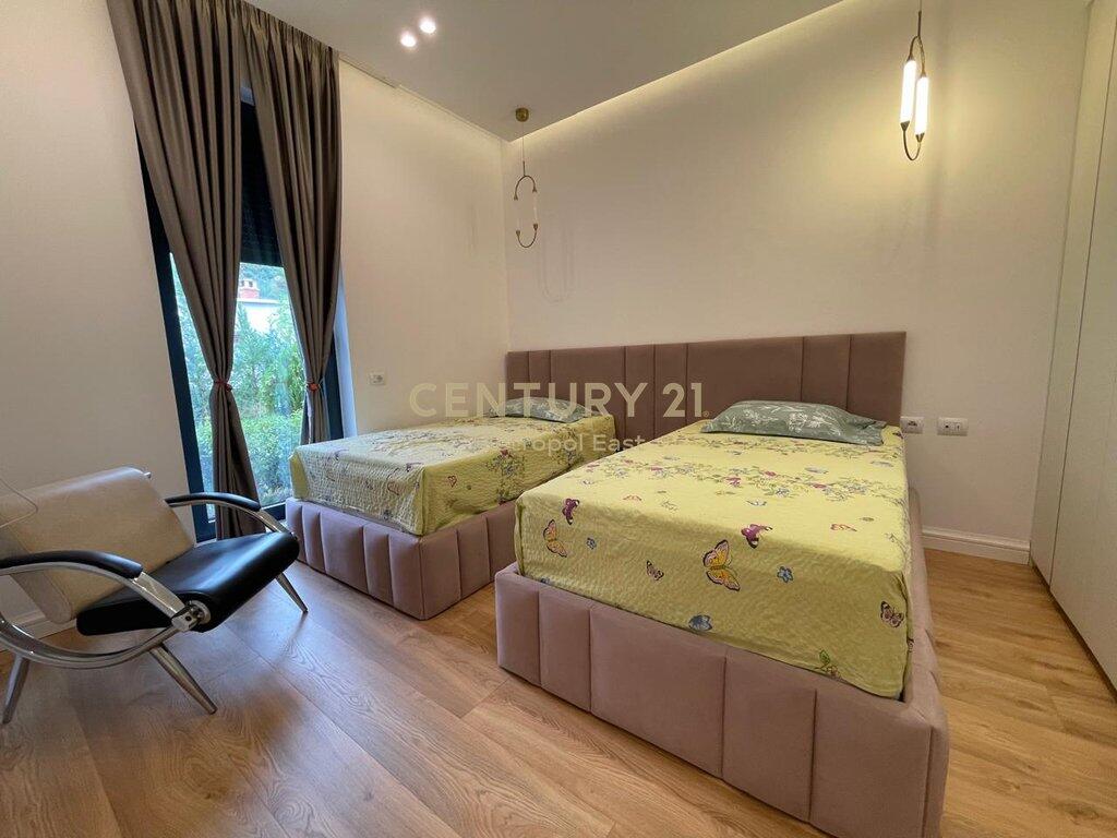 Jepet me Qira Vilë Ekskluzive në Berzhitë – 🌳 Qetësi &amp; Elegancë pranë Tiranës