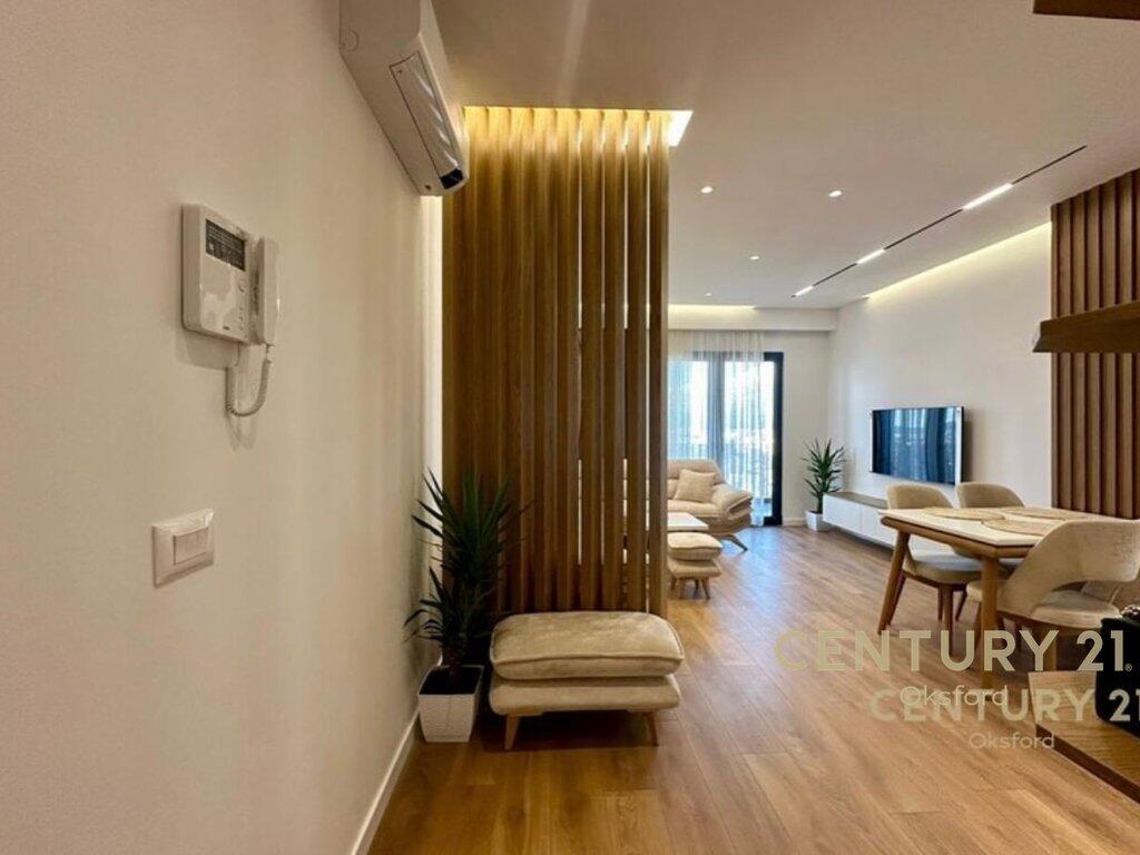Affittiamo appartamento moderno 2+1+2 con posto auto presso Garden Building! 1.500 € /Mese
