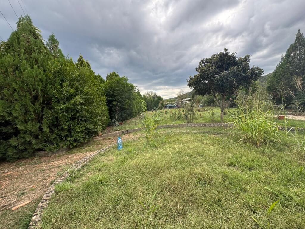 VENDESI CASA SU UN PIANO VICINO ALLE PISCINE TAGAN