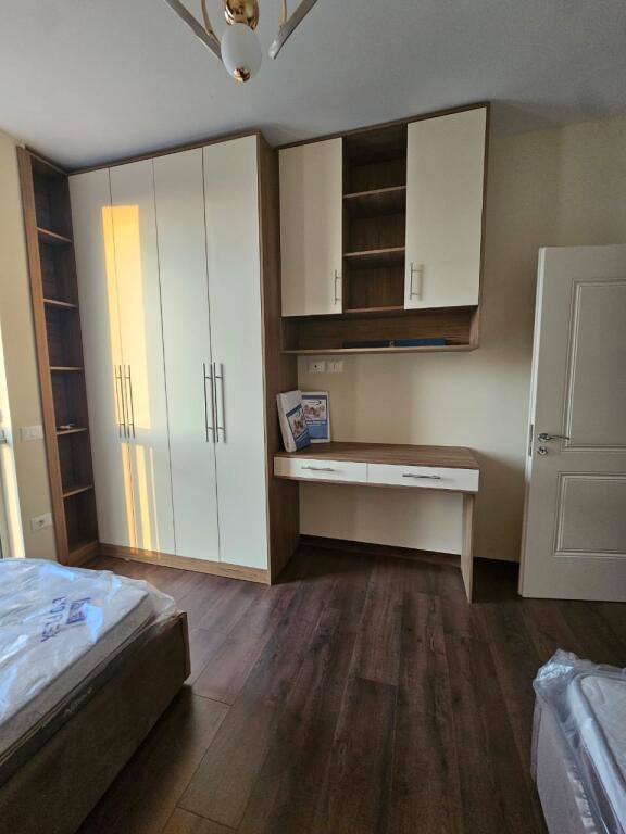 Apartament 2+1+post parkim me qera te Tregu Elektrik, mbrapa lulishtes Ali Demi