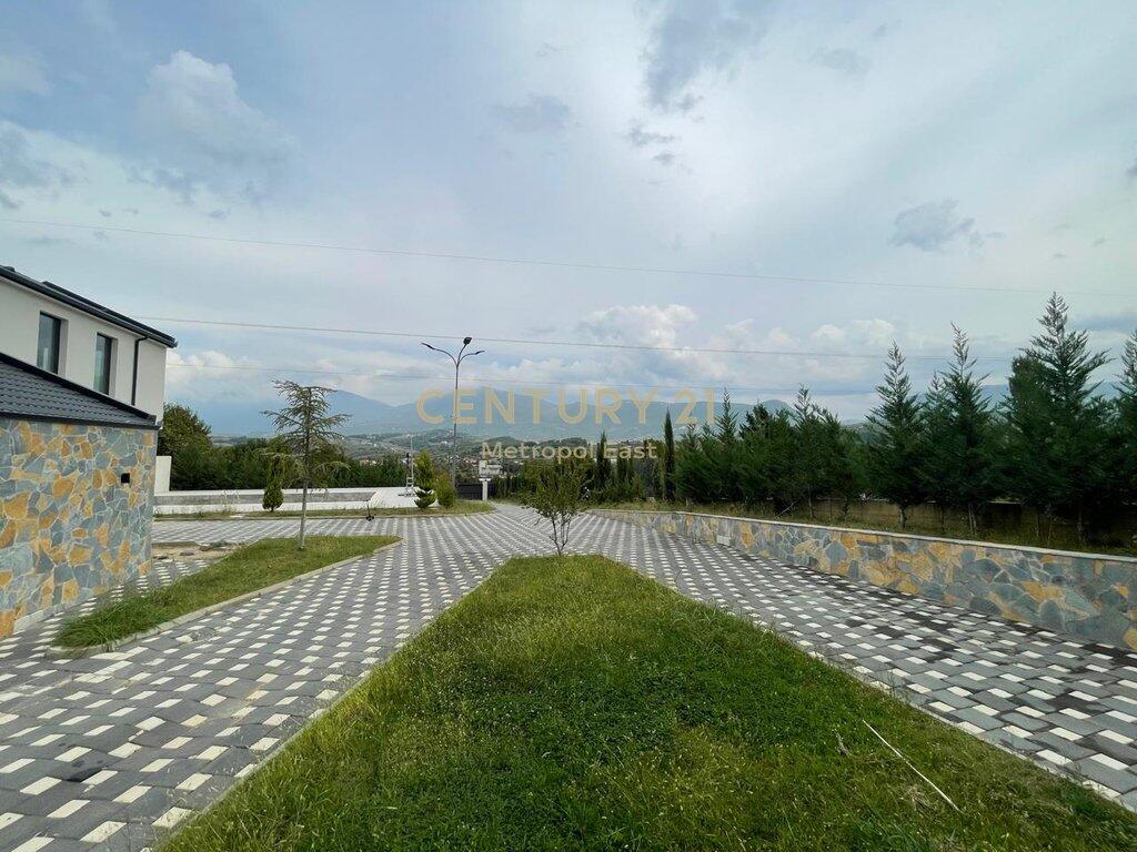 Jepet me Qira Vilë Ekskluzive në Berzhitë – 🌳 Qetësi &amp; Elegancë pranë Tiranës