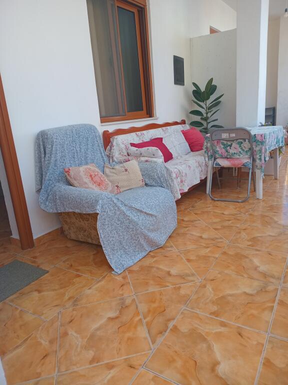 Dhoma me qera mujore dhe ditore