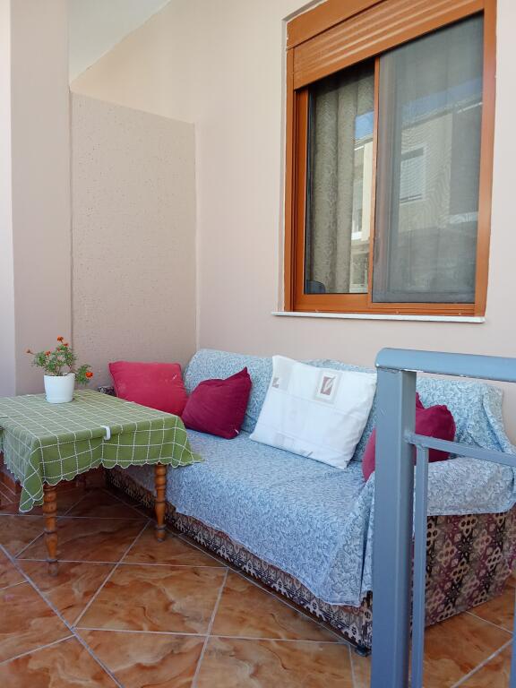 Dhoma me qera mujore dhe ditore