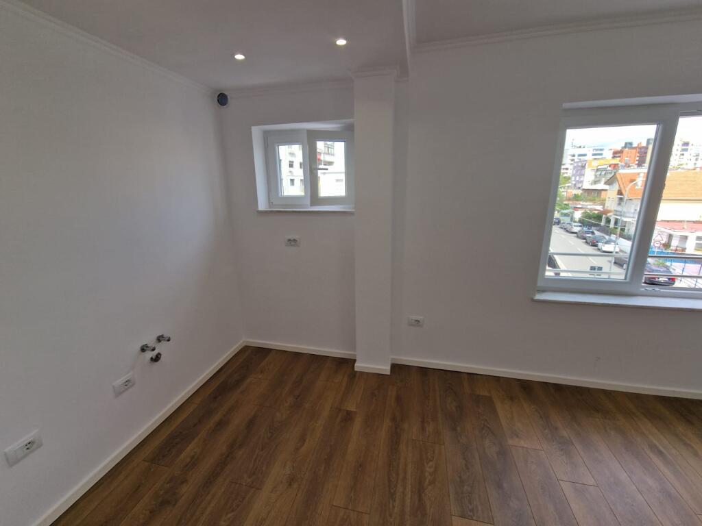 Shitet apartament 1+1 prane Shkolles 26 Nentori ne Tirane te re