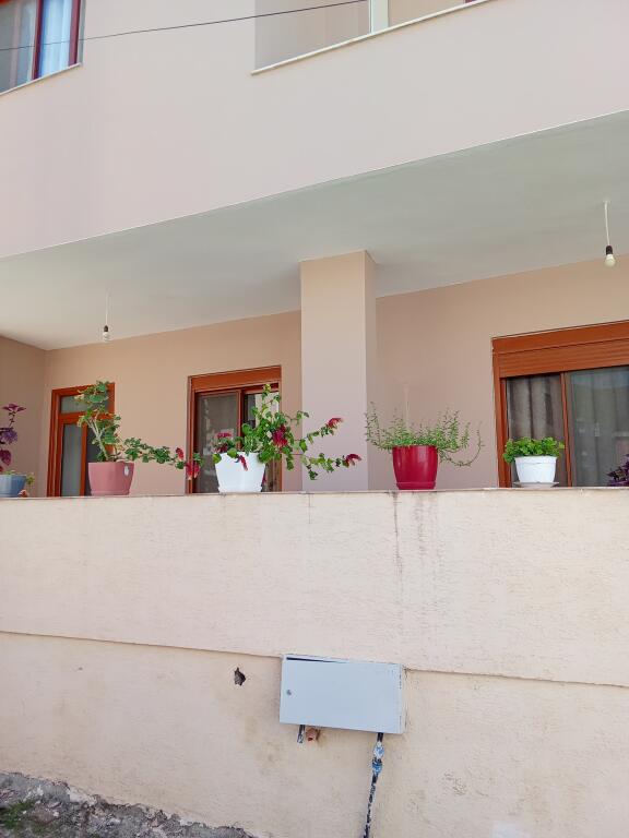 Dhoma me qera mujore dhe ditore