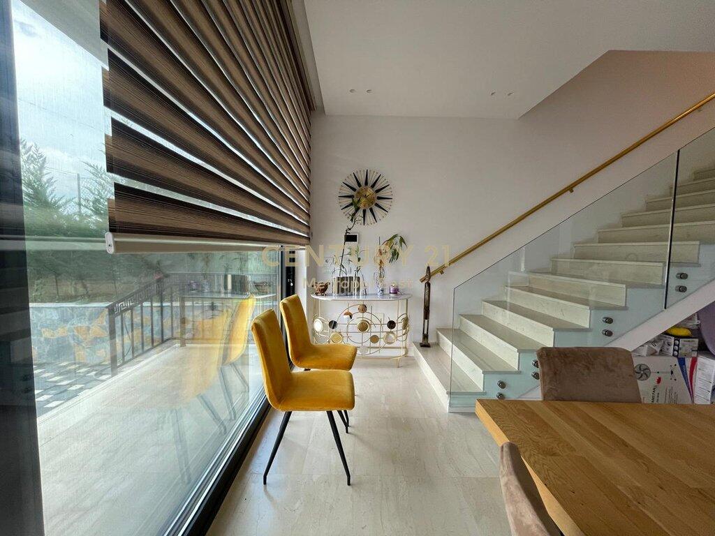 Jepet me Qira Vilë Ekskluzive në Berzhitë – 🌳 Qetësi &amp; Elegancë pranë Tiranës