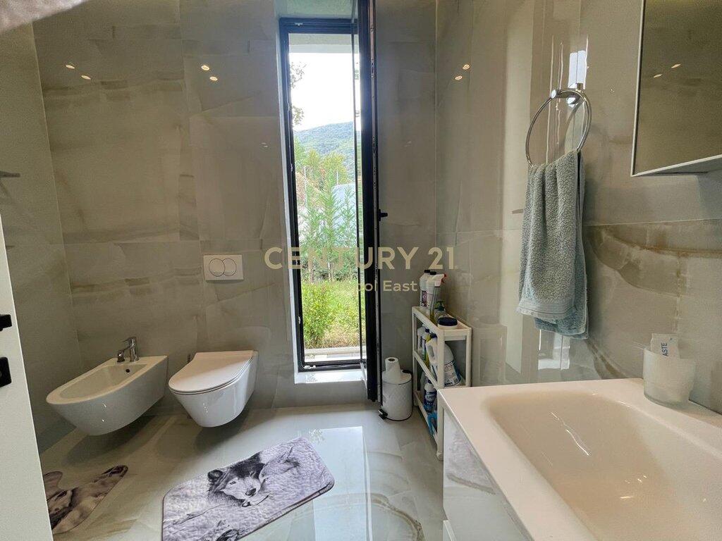 Jepet me Qira Vilë Ekskluzive në Berzhitë – 🌳 Qetësi &amp; Elegancë pranë Tiranës