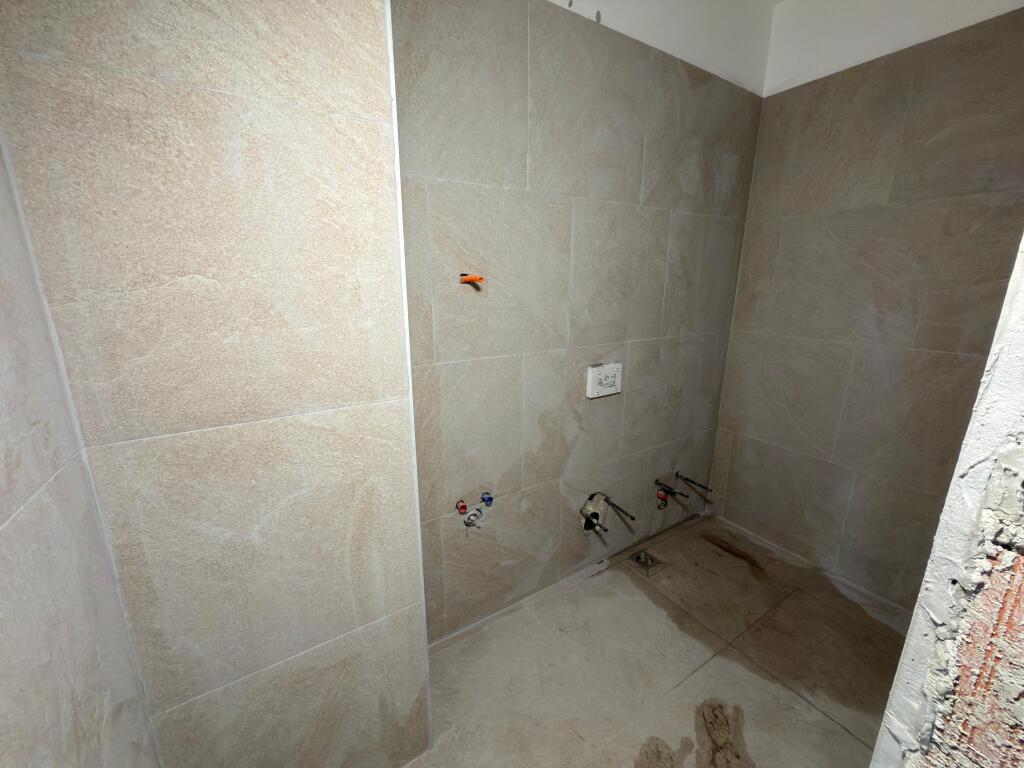 📣 Appartamento 2+1+2 in vendita 📍 Via 5 Maji, Tirana – zona molto richiesta 🏙️ 🏢 Nuova costruzione, 3° piano 📐 93 m² | ☀️ Molto luminoso 🛋️ Non arredato – pronto per arredare 🏦 Acquisto con credito possibile 💶 Prezzo: 150.000 €, non trattabile 📱  ✨ Contatta Alesi Real Estate – per un acquisto sicuro e veloce!