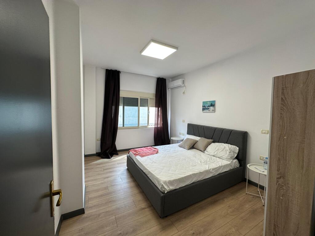 🏡 Apartament me qira – Komuna e Parisit, pranë Kristal Center  📍 2+1 | Kati i 3-të | cmimi 65.000 Leke