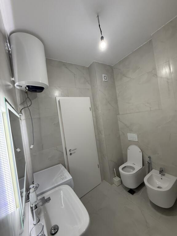 Jepet me qera apartament 1+1!