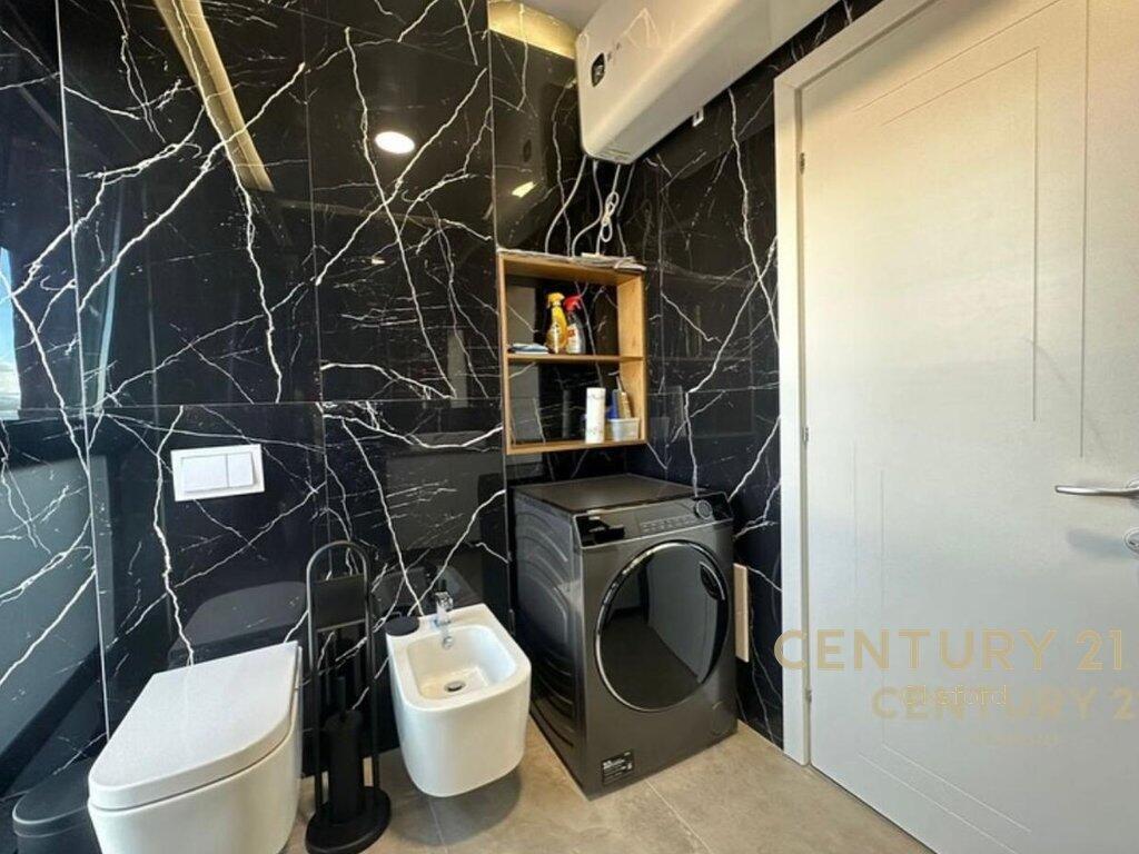 Affittiamo appartamento moderno 2+1+2 con posto auto presso Garden Building! 1.500 € /Mese
