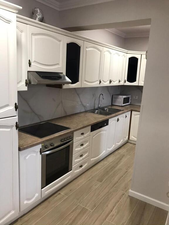 Apartament 3+1 me qira ne qender