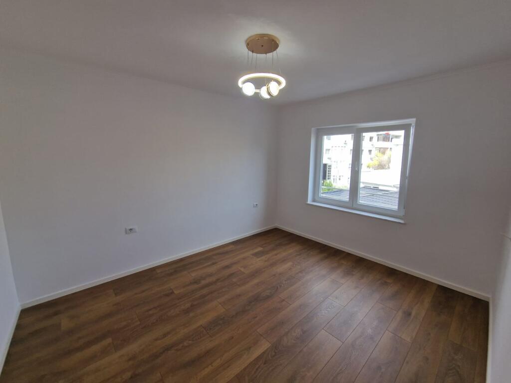 Shitet apartament 1+1 prane Shkolles 26 Nentori ne Tirane te re