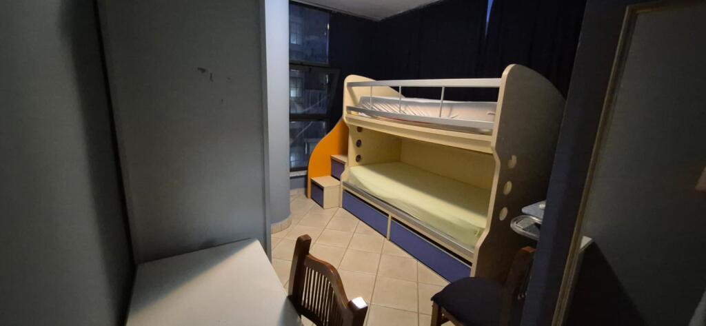 ✨ Apartament 2+1 me qira – Zona 21 Dhjetori, 📍 Rr. Shefqet Musaraj ✨  Në një pallat të ri, i pozicionuar në katin e 5-të me orientim nga jugu  🏠 Organizohet në: 2 dhoma gjumi 1 sallon + kuzhinë 1 tualet 💰 Qira: 63,000 Lekë/muaj (e diskutueshme)