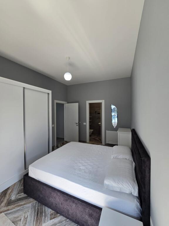 📌 Apartament 3+1+2 me Post Parkimi me Qira – Square 21, Tirane