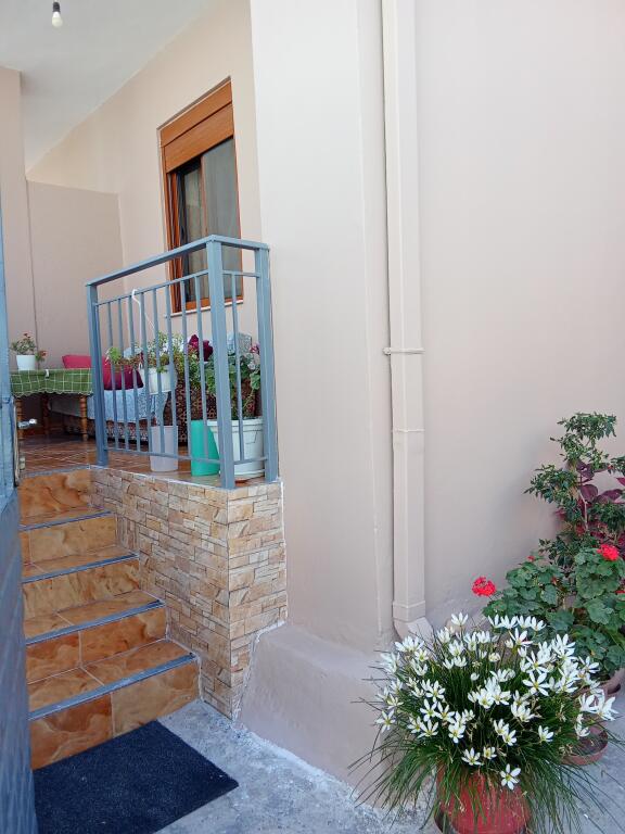 Dhoma me qera mujore dhe ditore