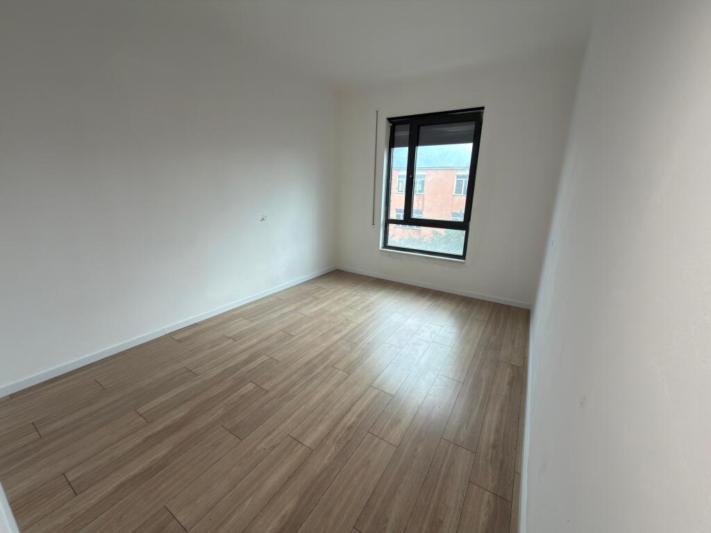 📣 Appartamento 2+1+2 in vendita 📍 Via 5 Maji, Tirana – zona molto richiesta 🏙️ 🏢 Nuova costruzione, 3° piano 📐 93 m² | ☀️ Molto luminoso 🛋️ Non arredato – pronto per arredare 🏦 Acquisto con credito possibile 💶 Prezzo: 150.000 €, non trattabile 📱  ✨ Contatta Alesi Real Estate – per un acquisto sicuro e veloce!
