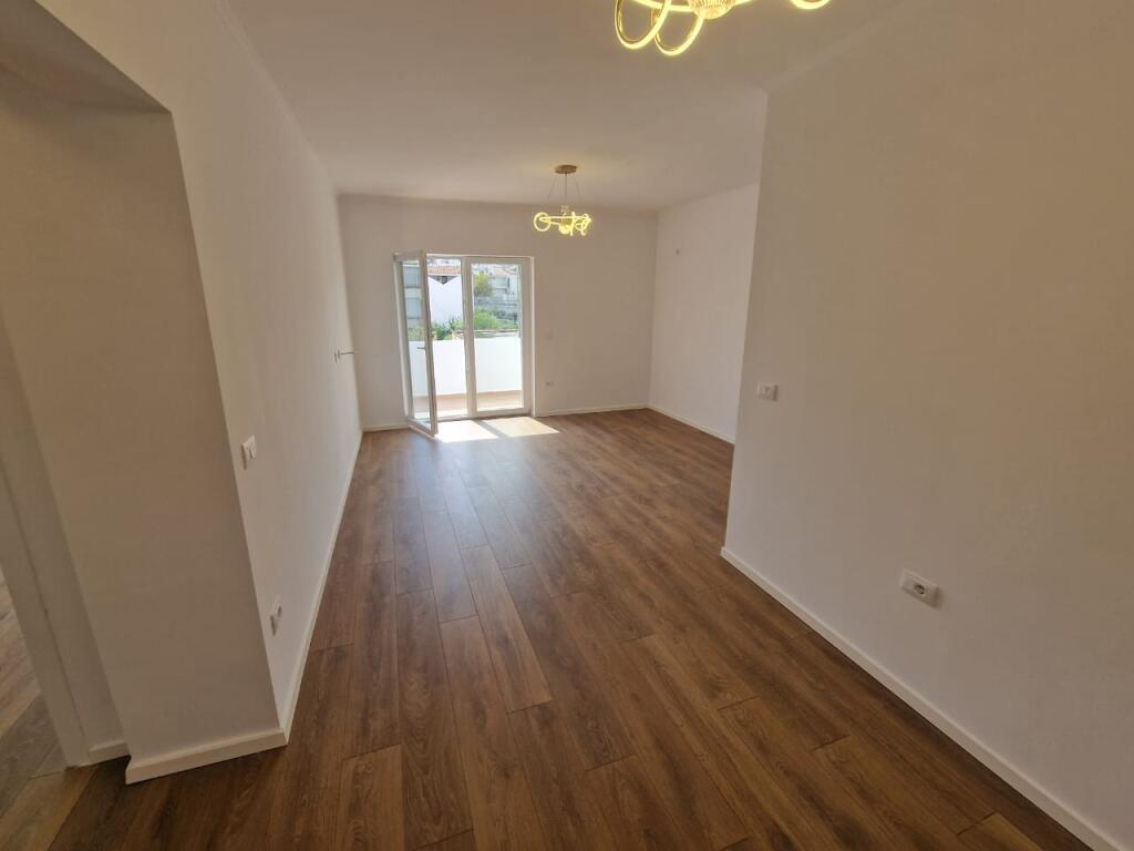Shitet apartament 1+1 prane Shkolles 26 Nentori ne Tirane te re