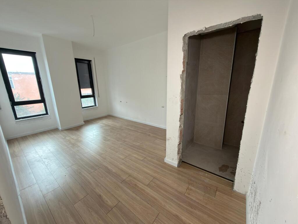 📣 Appartamento 2+1+2 in vendita 📍 Via 5 Maji, Tirana – zona molto richiesta 🏙️ 🏢 Nuova costruzione, 3° piano 📐 93 m² | ☀️ Molto luminoso 🛋️ Non arredato – pronto per arredare 🏦 Acquisto con credito possibile 💶 Prezzo: 150.000 €, non trattabile 📱  ✨ Contatta Alesi Real Estate – per un acquisto sicuro e veloce!