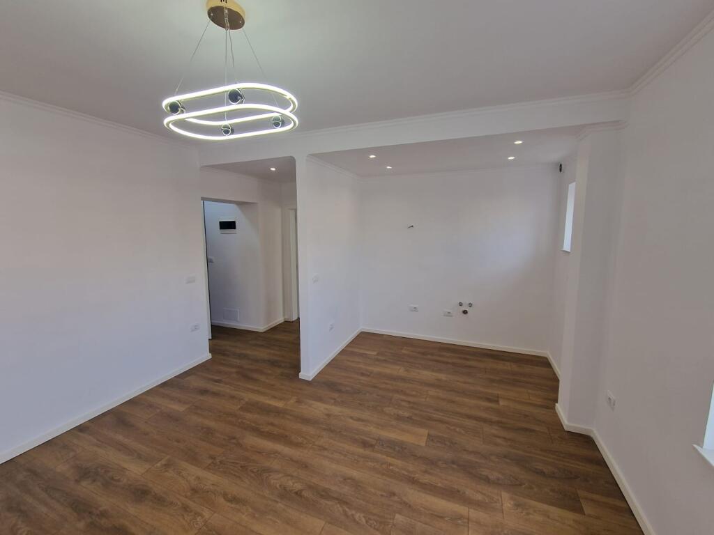 Shitet apartament 1+1 prane Shkolles 26 Nentori ne Tirane te re
