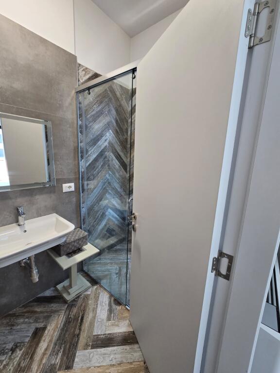 📌 Apartament 3+1+2 me Post Parkimi me Qira – Square 21, Tirane
