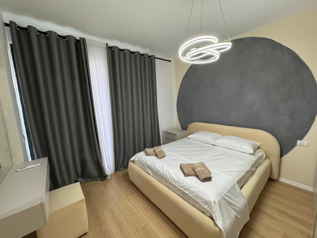 Jepet me qera Apartament 1+1+ parkim  Adresa : Rruga Jordan Misja ne fullim te rruges  Kati 4  I mobiluar dhe pabanuar  Cmimi 800€ me parkim i diskutueshem