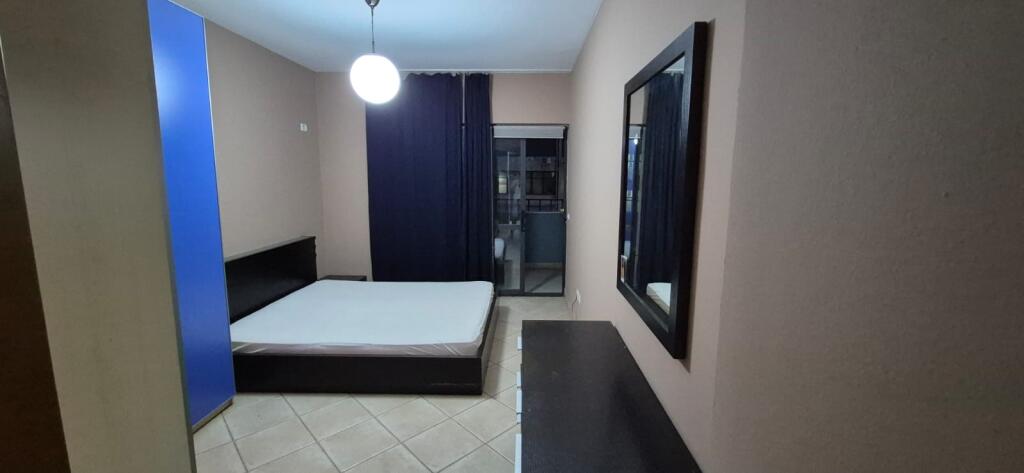 ✨ Apartament 2+1 me qira – Zona 21 Dhjetori, 📍 Rr. Shefqet Musaraj ✨  Në një pallat të ri, i pozicionuar në katin e 5-të me orientim nga jugu  🏠 Organizohet në: 2 dhoma gjumi 1 sallon + kuzhinë 1 tualet 💰 Qira: 63,000 Lekë/muaj (e diskutueshme)